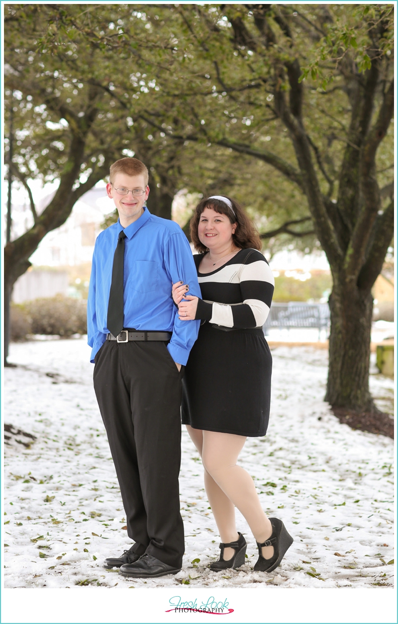 engagement pictures in the snow