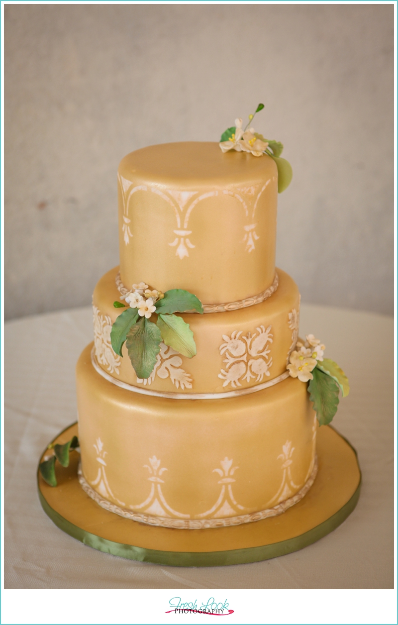 unique Hawaiian wedding cake
