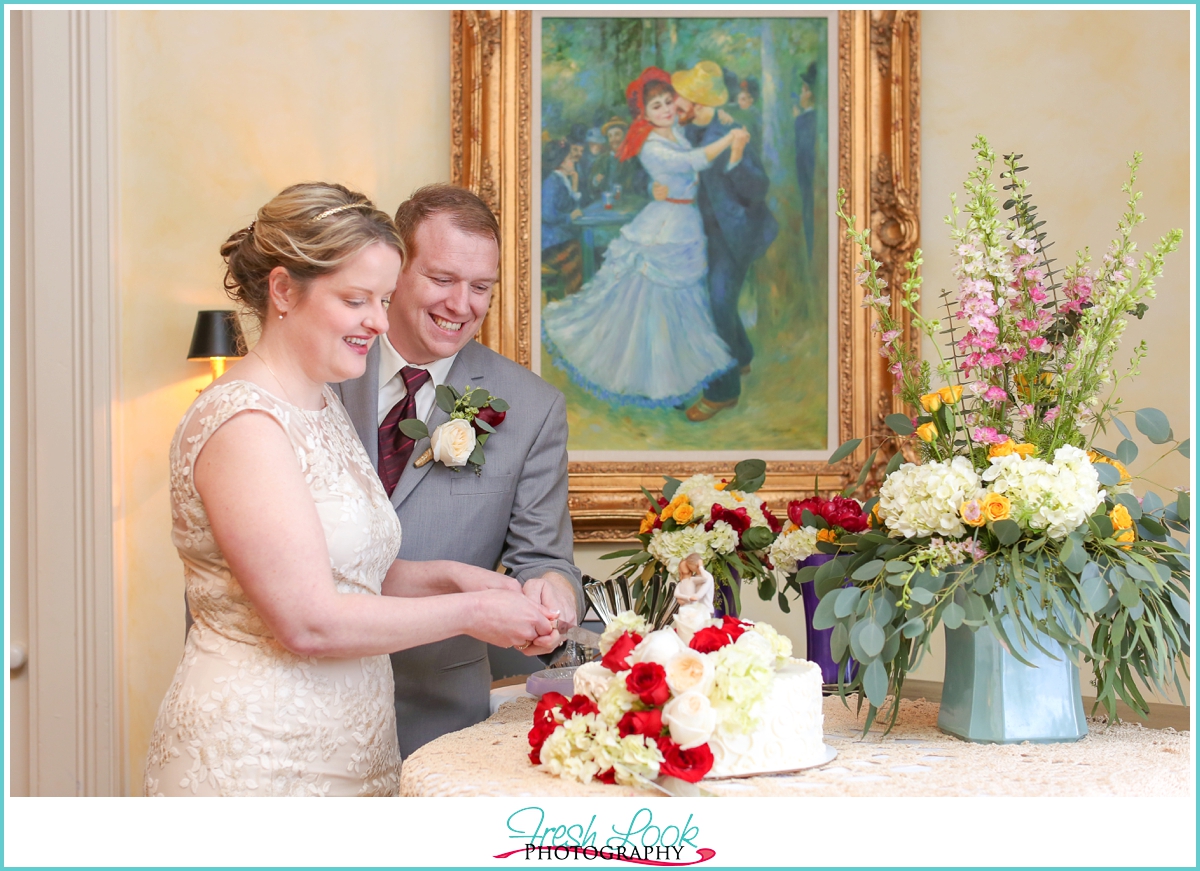 cutting wedding cake