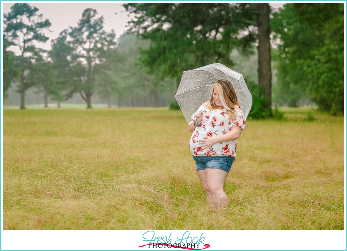 woodsy field country maternity photos