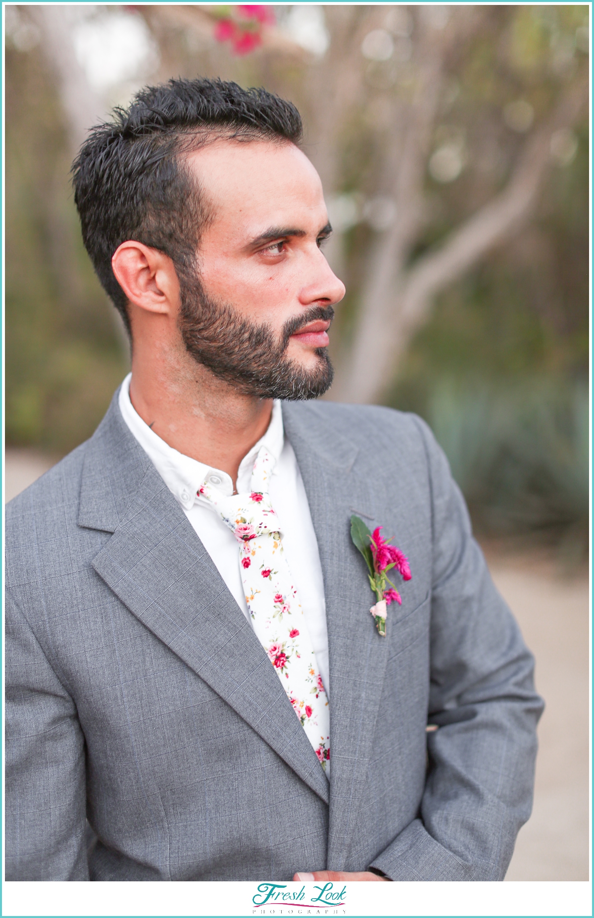 tropical groom wearing Dazi tie