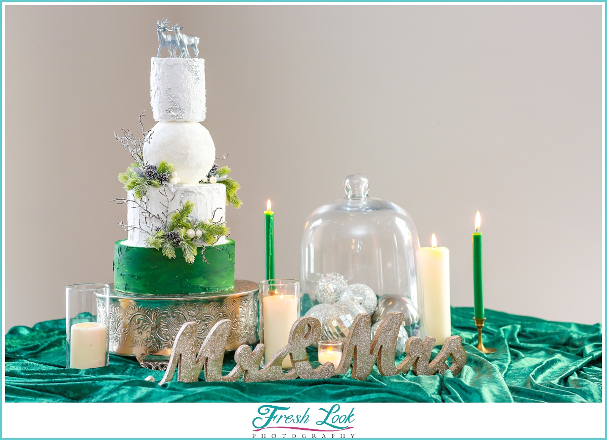 green and gold wedding cake decor