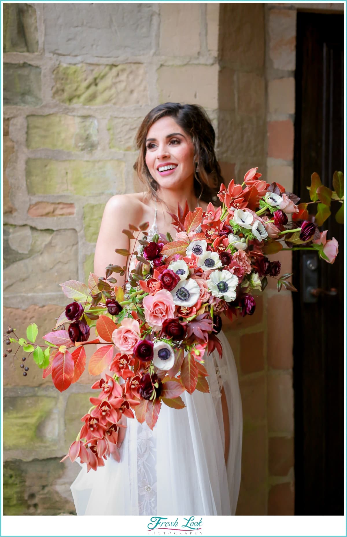 bride with gorgeous bouquet