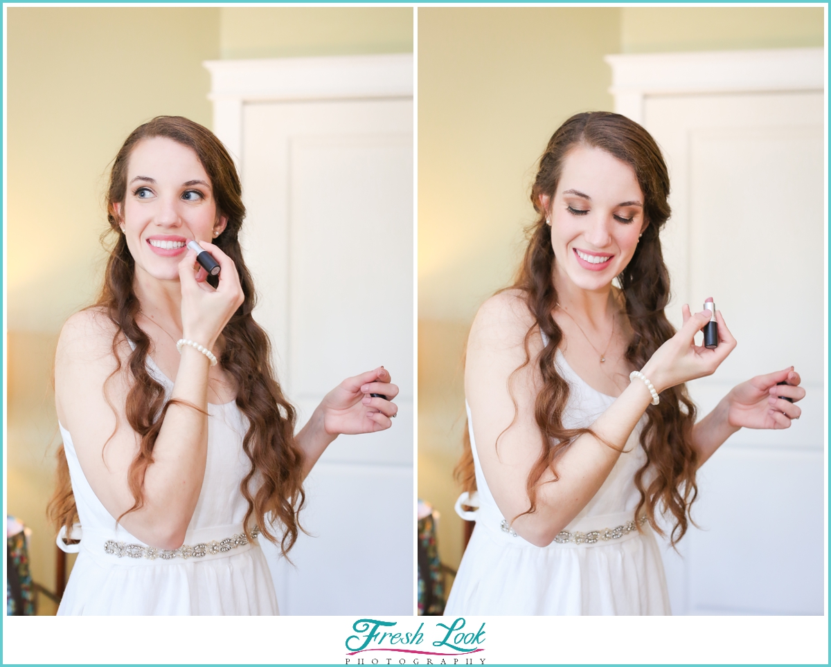 final makeup touches before the wedding