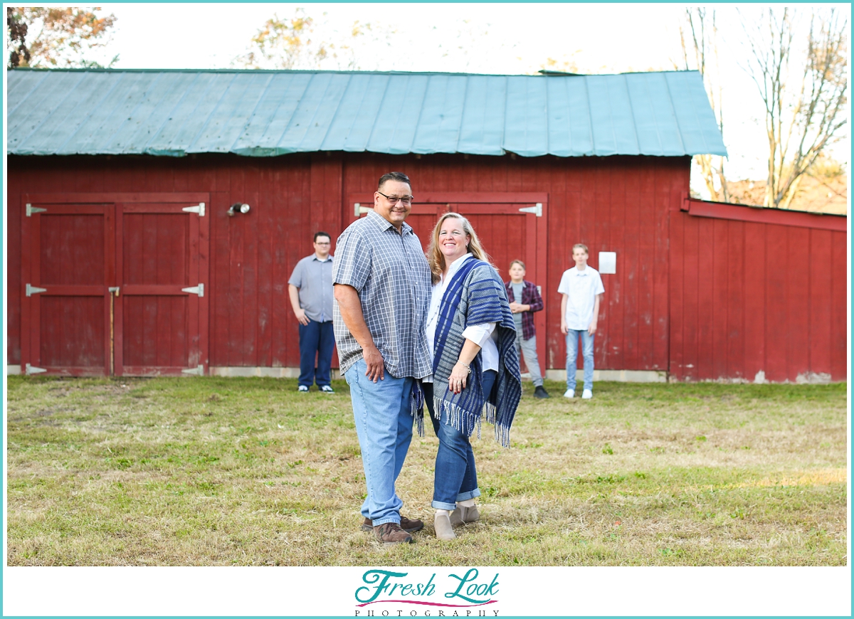 fun family photos with red barn