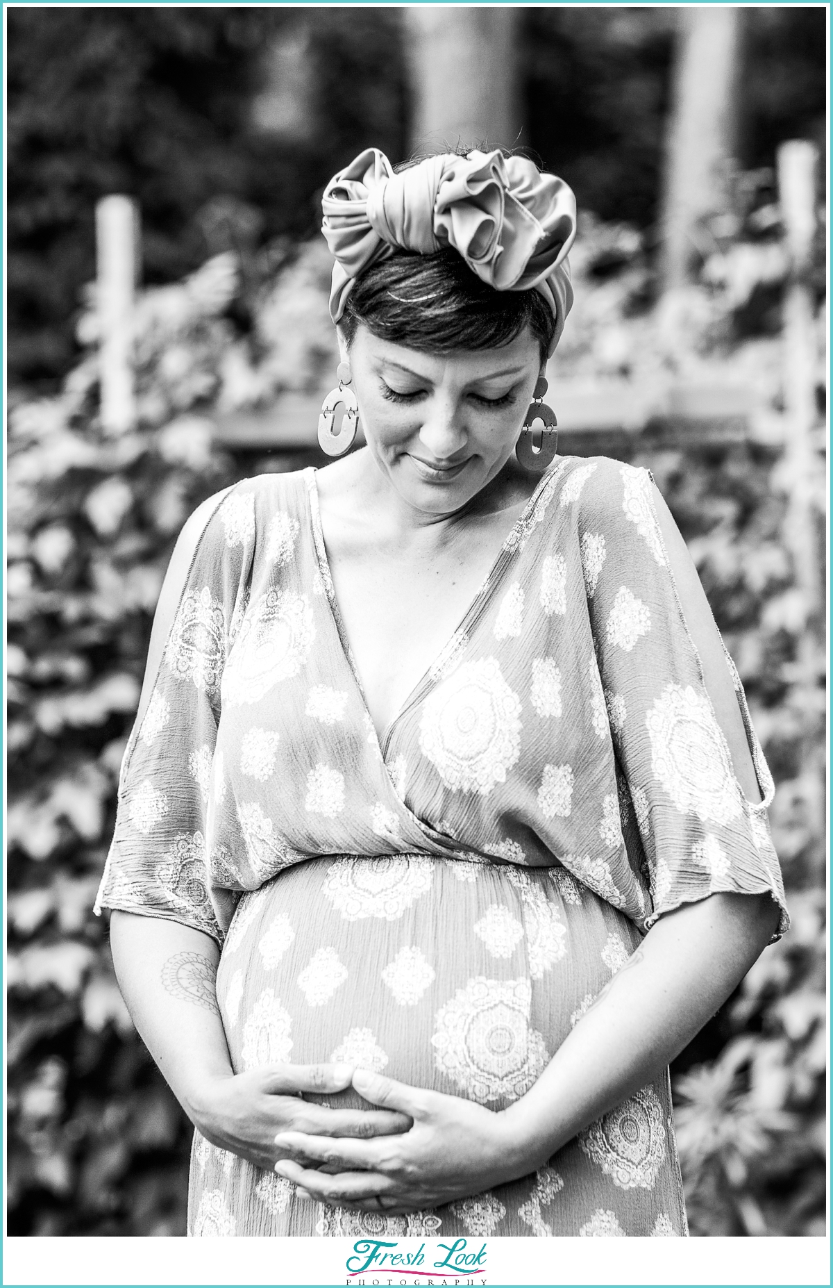 black and white maternity photoshoot