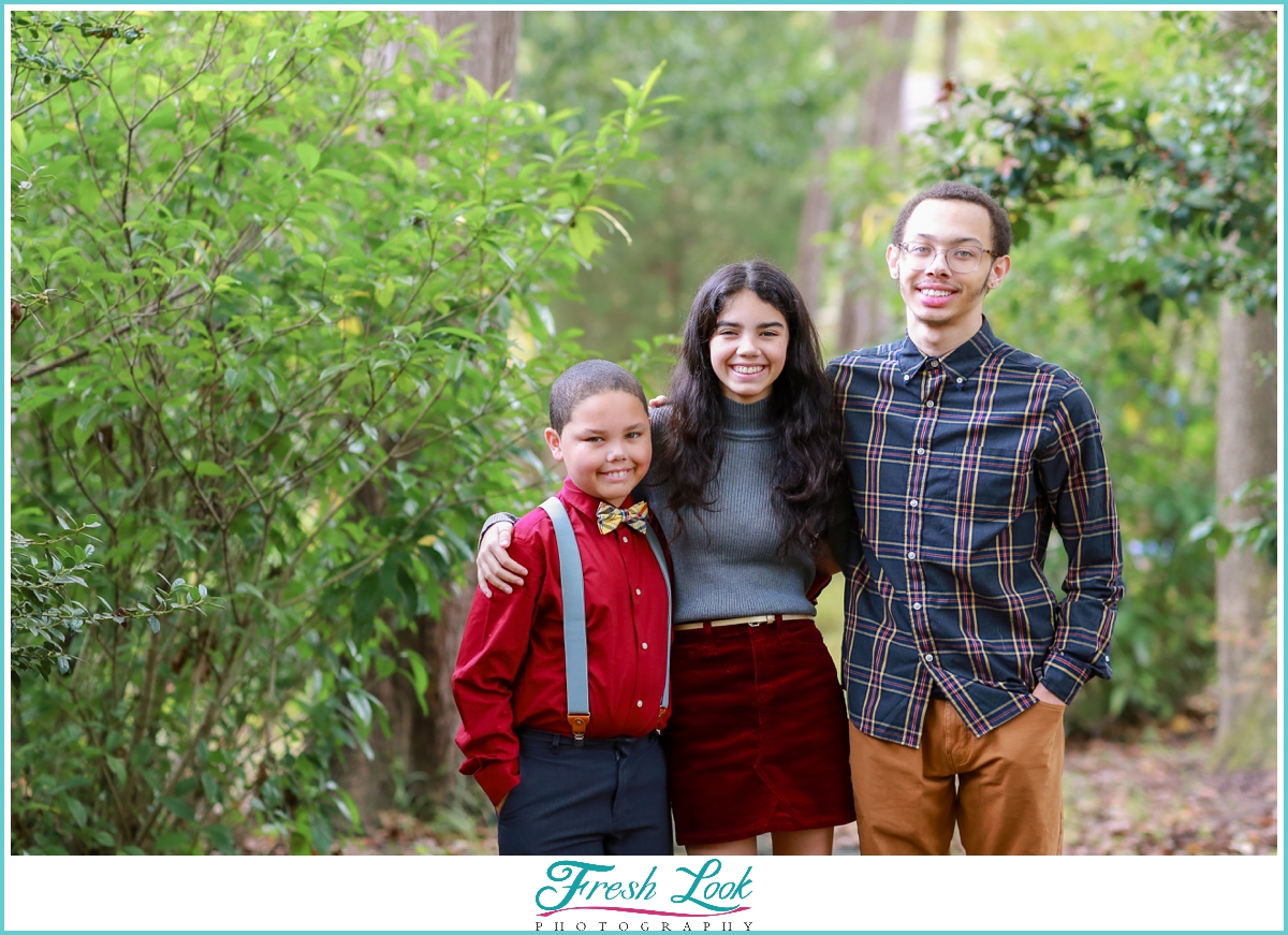 sibling photoshoot in the woods