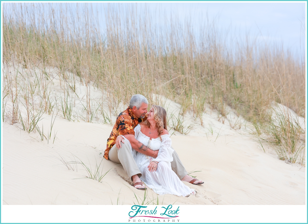 couples photos in the dunes and seagrass 