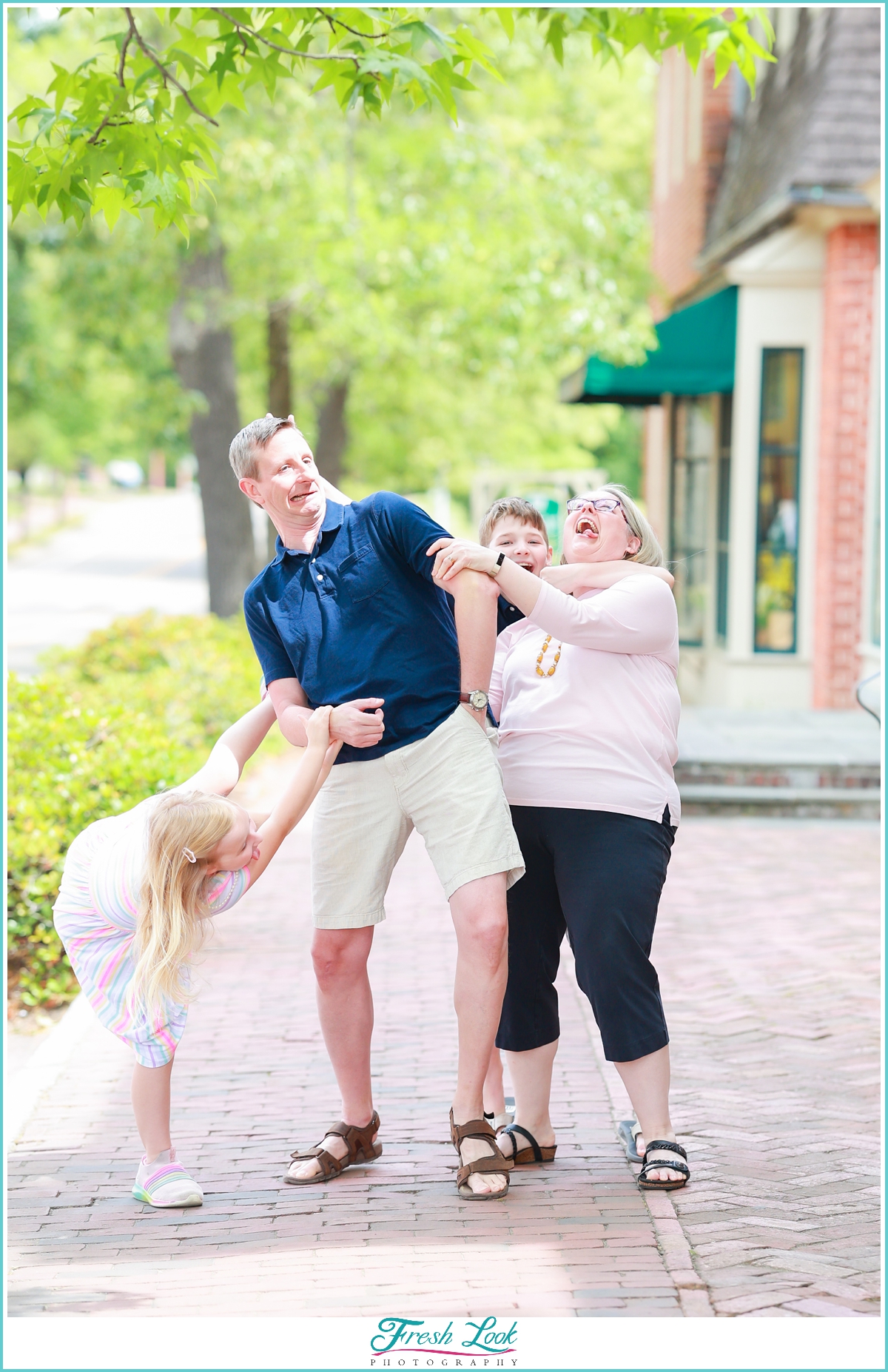 silly family photos in Williamsburg